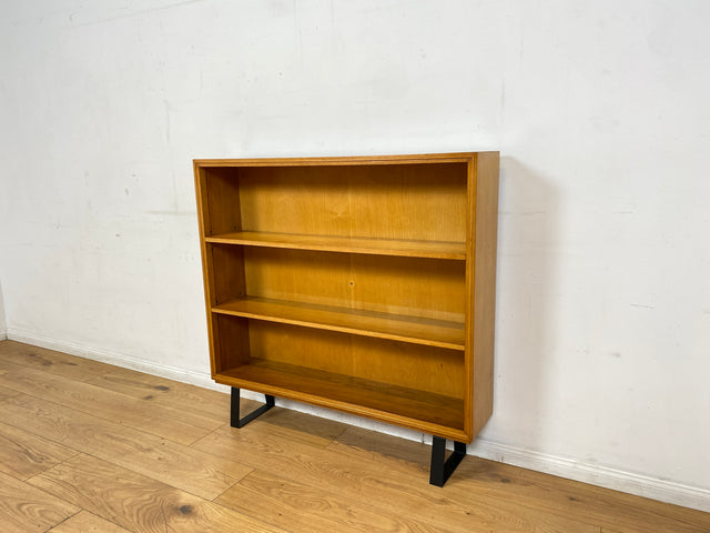 Schönes helles Mid-Century Regal , Vollholz, mit verstellb. Regalböden & neuen Metallfüßen