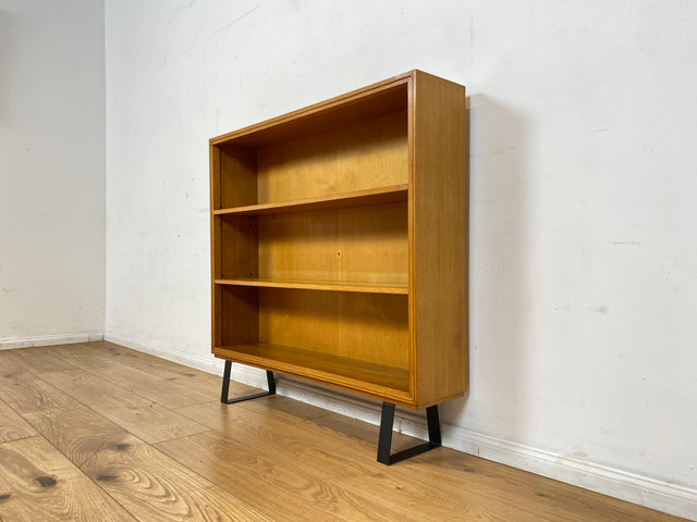 Schönes helles Mid-Century Regal , Vollholz, mit verstellb. Regalböden & neuen Metallfüßen