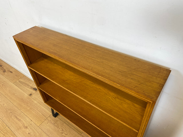 Schönes helles Mid-Century Regal , Vollholz, mit verstellb. Regalböden & neuen Metallfüßen