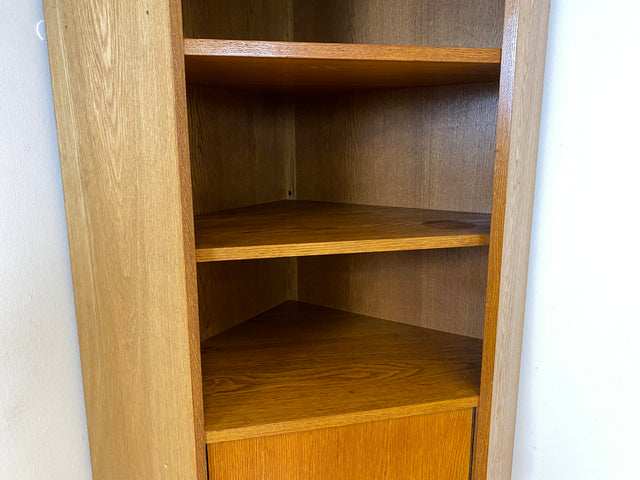 WMK I Hochwertiger hoher Mid-Century Eckschrank I Vollholz in Eiche I mit verstell. Regalböden I Eckregal Highboard Bücherschrank Büchervitrine Regalwand Regal Wohnwand Vintage 50er 60er I
