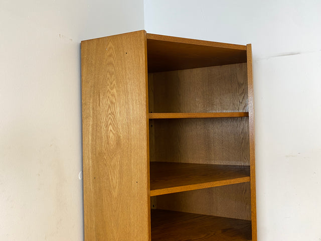 WMK I Hochwertiger hoher Mid-Century Eckschrank I Vollholz in Eiche I mit verstell. Regalböden I Eckregal Highboard Bücherschrank Büchervitrine Regalwand Regal Wohnwand Vintage 50er 60er I