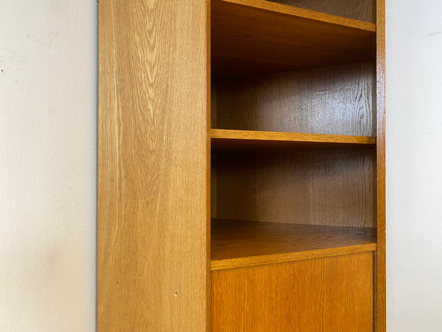 WMK I Hochwertiger hoher Mid-Century Eckschrank I Vollholz in Eiche I mit verstell. Regalböden I Eckregal Highboard Bücherschrank Büchervitrine Regalwand Regal Wohnwand Vintage 50er 60er I