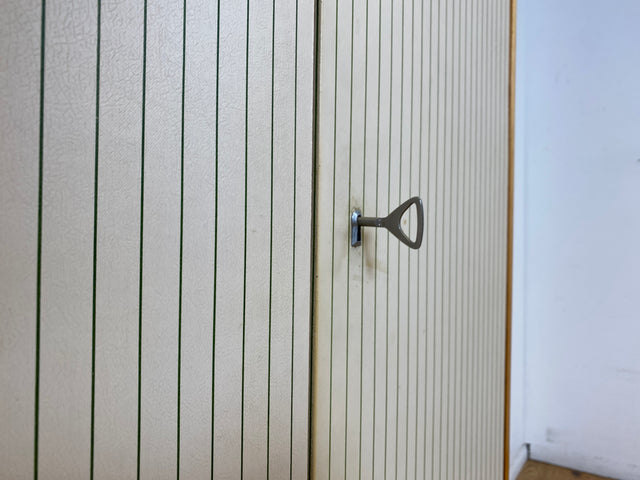Stilvoller und gut erhaltener hoher Mid-Century Kleiderschrank mit Aufsatz I VEB Hellerau oder baugleich I Schrank Schlafzimmerschrank Wardrobe Wäscheschrank Vintage Retro I