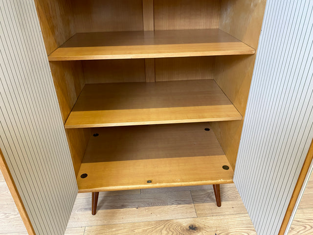 Stilvoller und gut erhaltener hoher Mid-Century Kleiderschrank mit Aufsatz I VEB Hellerau oder baugleich I Schrank Schlafzimmerschrank Wardrobe Wäscheschrank Vintage Retro I