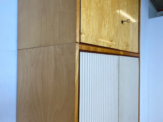 Stilvoller und gut erhaltener hoher Mid-Century Kleiderschrank mit Aufsatz I VEB Hellerau oder baugleich I Schrank Schlafzimmerschrank Wardrobe Wäscheschrank Vintage Retro I