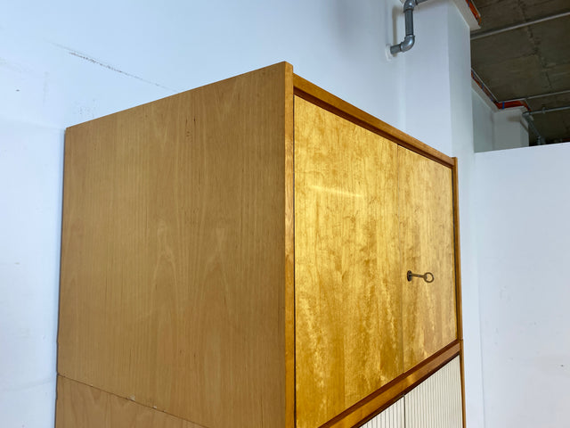 Stilvoller und gut erhaltener hoher Mid-Century Kleiderschrank mit Aufsatz I VEB Hellerau oder baugleich I Schrank Schlafzimmerschrank Wardrobe Wäscheschrank Vintage Retro I
