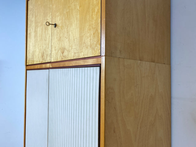Stilvoller und gut erhaltener hoher Mid-Century Kleiderschrank mit Aufsatz I VEB Hellerau oder baugleich I Schrank Schlafzimmerschrank Wardrobe Wäscheschrank Vintage Retro I