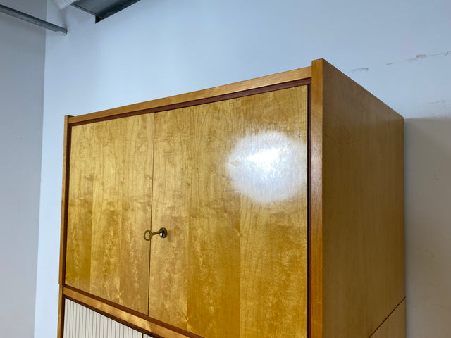 Stilvoller und gut erhaltener hoher Mid-Century Kleiderschrank mit Aufsatz I VEB Hellerau oder baugleich I Schrank Schlafzimmerschrank Wardrobe Wäscheschrank Vintage Retro I