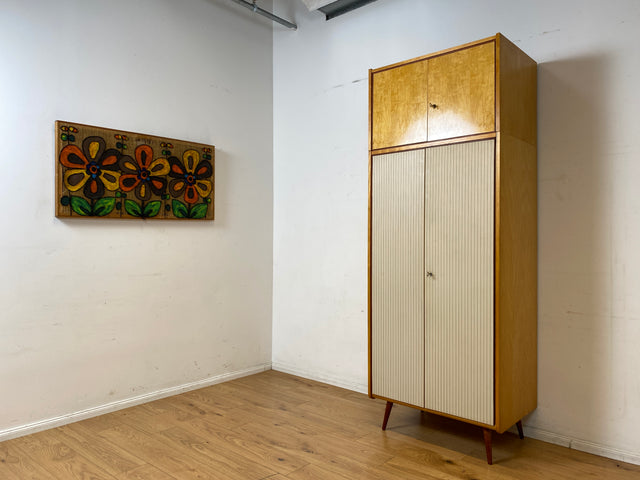 Stilvoller und gut erhaltener hoher Mid-Century Kleiderschrank mit Aufsatz I VEB Hellerau oder baugleich I Schrank Schlafzimmerschrank Wardrobe Wäscheschrank Vintage Retro I