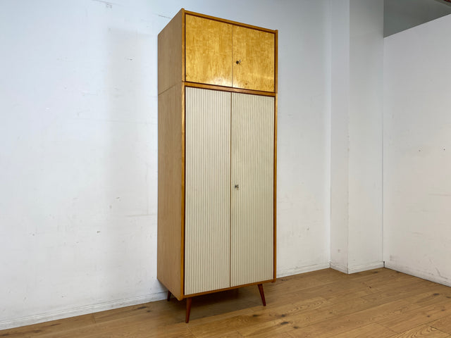 Stilvoller und gut erhaltener hoher Mid-Century Kleiderschrank mit Aufsatz I VEB Hellerau oder baugleich I Schrank Schlafzimmerschrank Wardrobe Wäscheschrank Vintage Retro I