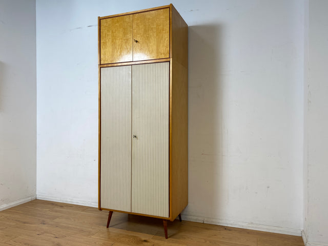 Stilvoller und gut erhaltener hoher Mid-Century Kleiderschrank mit Aufsatz I VEB Hellerau oder baugleich I Schrank Schlafzimmerschrank Wardrobe Wäscheschrank Vintage Retro I