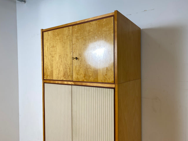 Stilvoller und gut erhaltener hoher Mid-Century Kleiderschrank mit Aufsatz I VEB Hellerau oder baugleich I Schrank Schlafzimmerschrank Wardrobe Wäscheschrank Vintage Retro I