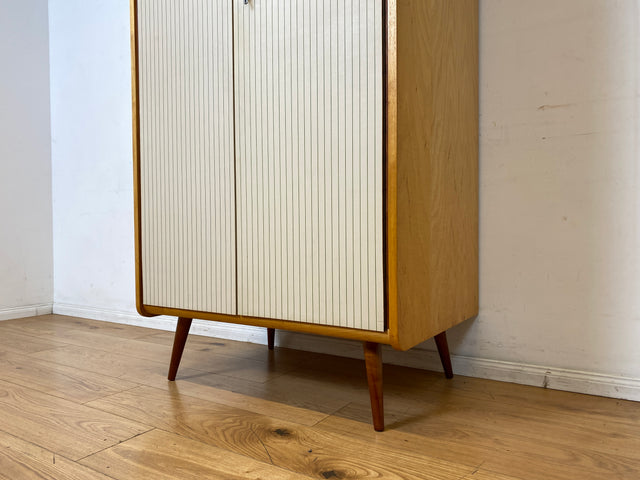 Stilvoller und gut erhaltener hoher Mid-Century Kleiderschrank mit Aufsatz I VEB Hellerau oder baugleich I Schrank Schlafzimmerschrank Wardrobe Wäscheschrank Vintage Retro I