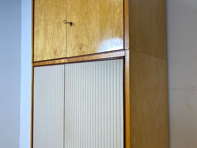 Stilvoller und gut erhaltener hoher Mid-Century Kleiderschrank mit Aufsatz I VEB Hellerau oder baugleich I Schrank Schlafzimmerschrank Wardrobe Wäscheschrank Vintage Retro I