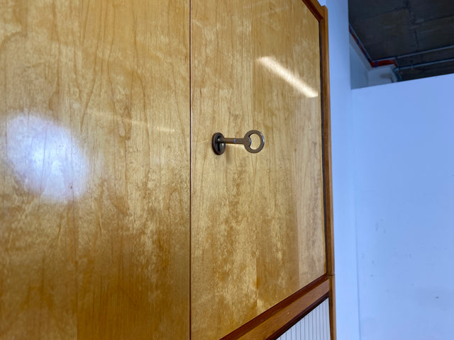 Stilvoller und gut erhaltener hoher Mid-Century Kleiderschrank mit Aufsatz I VEB Hellerau oder baugleich I Schrank Schlafzimmerschrank Wardrobe Wäscheschrank Vintage Retro I