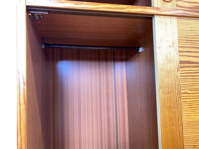 WMK I Raumaufhellender und sehr geräumiger hoher skandinavischer Kleiderschrank mit Schiebetüren und Aufsatz