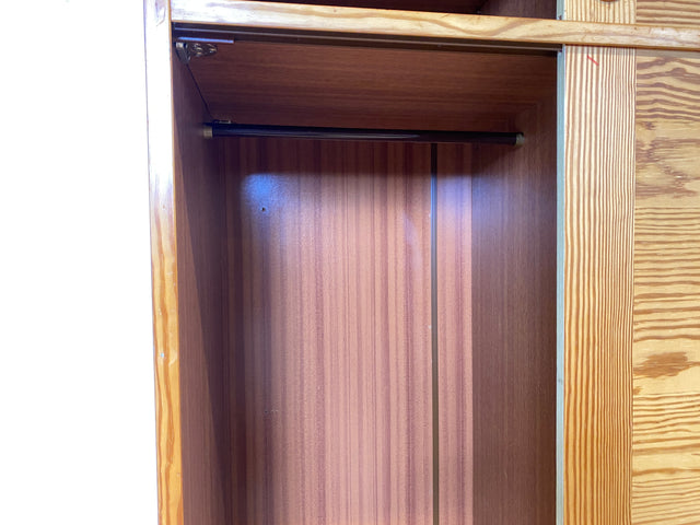 WMK I Raumaufhellender und sehr geräumiger hoher skandinavischer Kleiderschrank mit Schiebetüren und Aufsatz