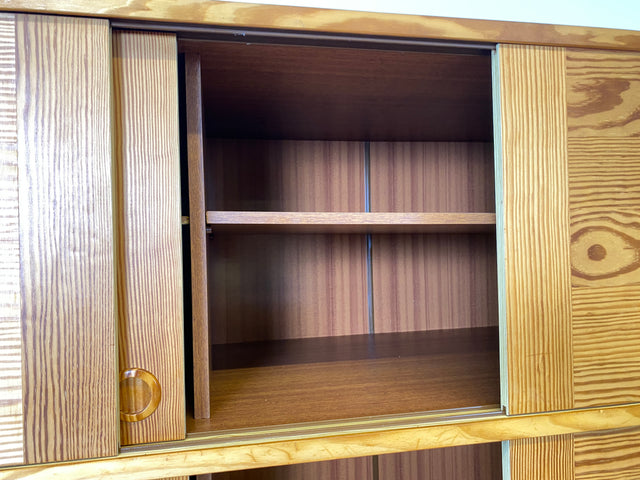WMK I Raumaufhellender und sehr geräumiger hoher skandinavischer Kleiderschrank mit Schiebetüren und Aufsatz