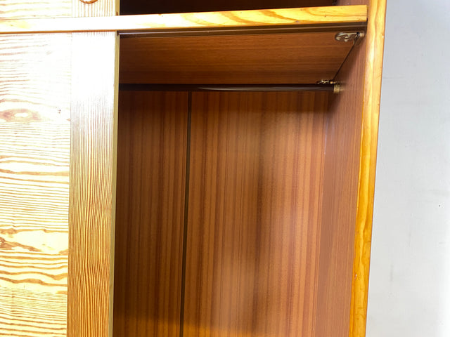WMK I Raumaufhellender und sehr geräumiger hoher skandinavischer Kleiderschrank mit Schiebetüren und Aufsatz