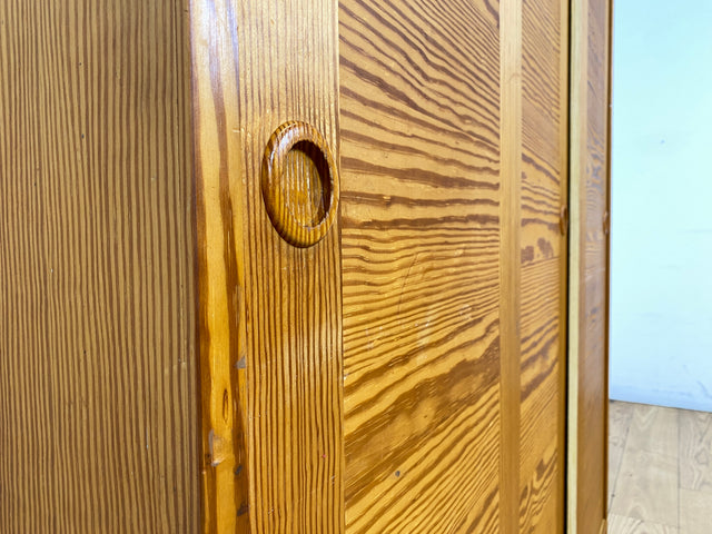 WMK I Raumaufhellender und sehr geräumiger hoher skandinavischer Kleiderschrank mit Schiebetüren und Aufsatz