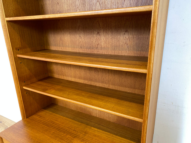 Hochwertiger Vintage Bücherschrank von Strobeck in skandinavischem Still mit Schubladen I Teakholz I Regal Bücherregal Holzregal Danish Design Mid-Century Vintage Teak I