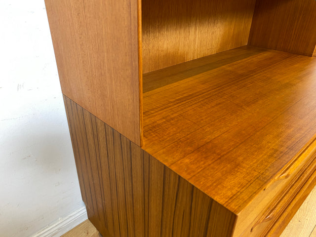 Hochwertiger Vintage Bücherschrank von Strobeck in skandinavischem Still mit Schubladen I Teakholz I Regal Bücherregal Holzregal Danish Design Mid-Century Vintage Teak I