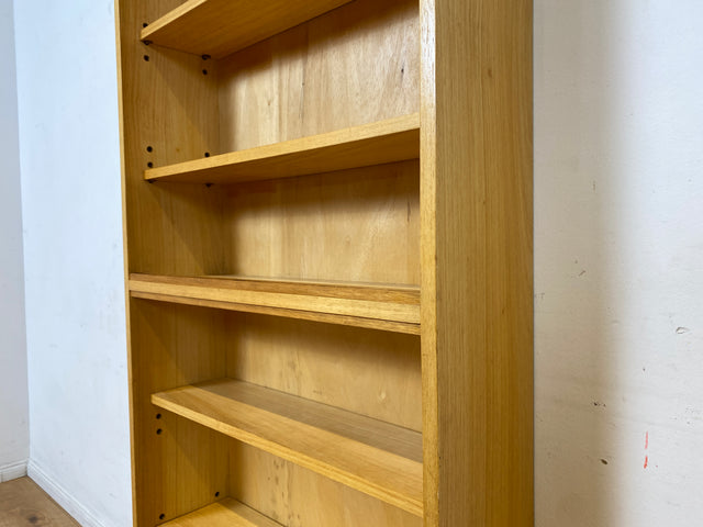 Minimalistisches und gut erhaltenes sehr hohes Mid-Century Bücherregal mit verstellbaren Regalböden I Regal Holzregal Bücherschrank Küchenregal Retro Vintage I