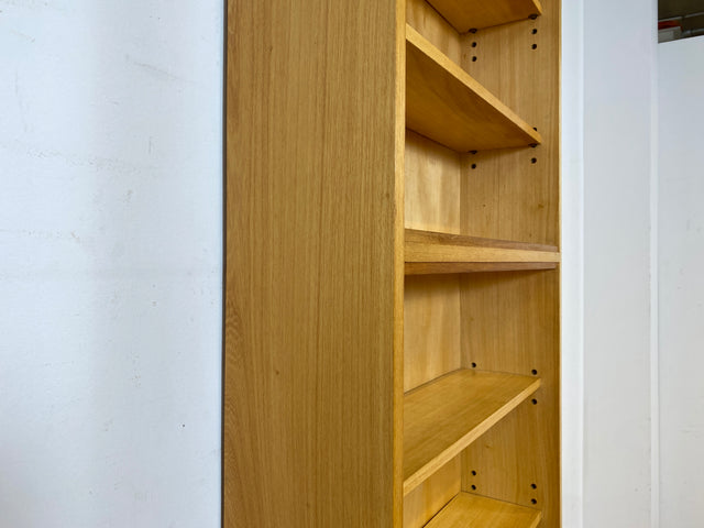Minimalistisches und gut erhaltenes sehr hohes Mid-Century Bücherregal mit verstellbaren Regalböden I Regal Holzregal Bücherschrank Küchenregal Retro Vintage I