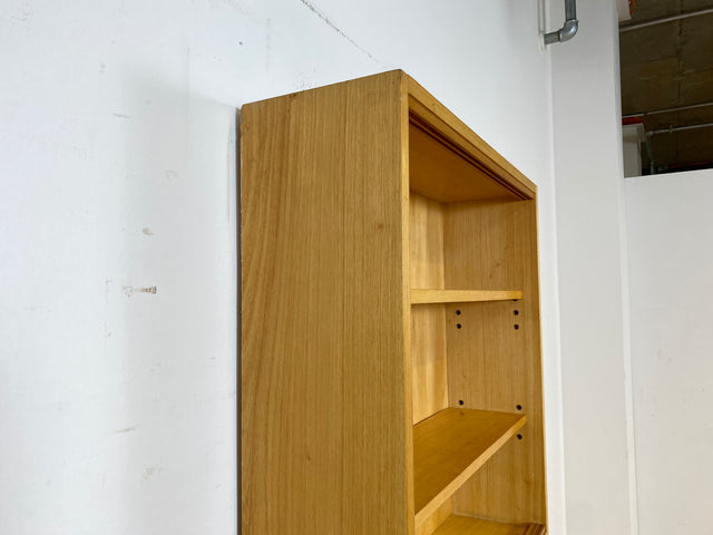 Minimalistisches und gut erhaltenes sehr hohes Mid-Century Bücherregal mit verstellbaren Regalböden I Regal Holzregal Bücherschrank Küchenregal Retro Vintage I