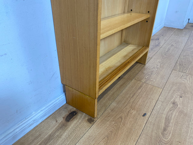 Minimalistisches und gut erhaltenes sehr hohes Mid-Century Bücherregal mit verstellbaren Regalböden I Regal Holzregal Bücherschrank Küchenregal Retro Vintage I