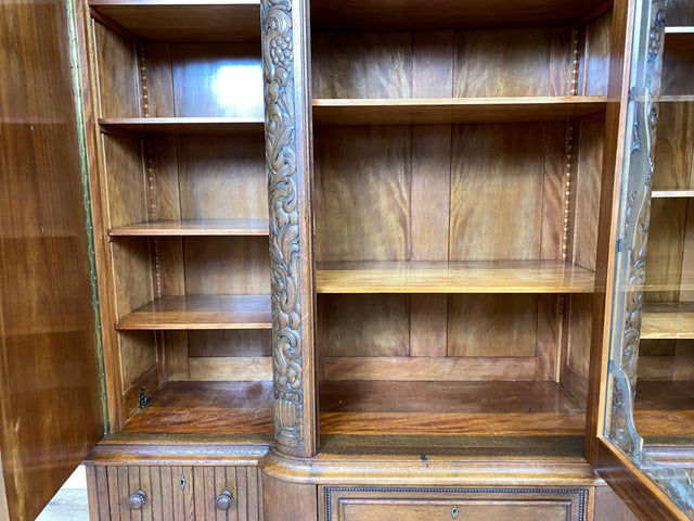 WMK I Imposanter und sehr gut erhaltener antiker Wohnzimmerschrank aus handverzierter Eiche