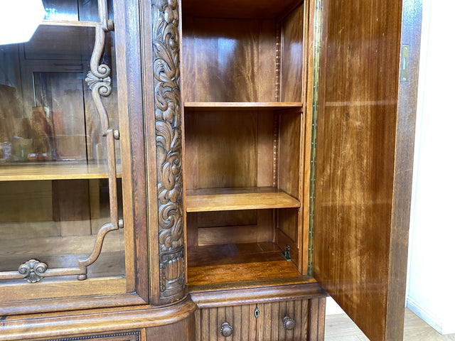 WMK I Imposanter und sehr gut erhaltener antiker Wohnzimmerschrank aus handverzierter Eiche