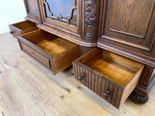 WMK I Imposanter und sehr gut erhaltener antiker Wohnzimmerschrank aus handverzierter Eiche