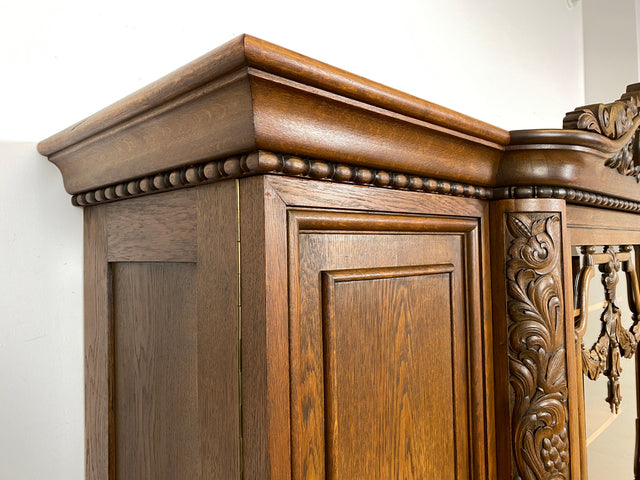 WMK I Imposanter und sehr gut erhaltener antiker Wohnzimmerschrank aus handverzierter Eiche