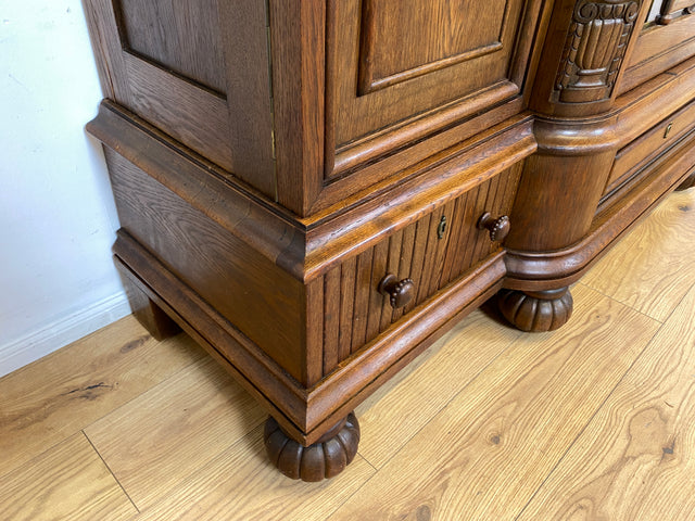 WMK I Imposanter und sehr gut erhaltener antiker Wohnzimmerschrank aus handverzierter Eiche