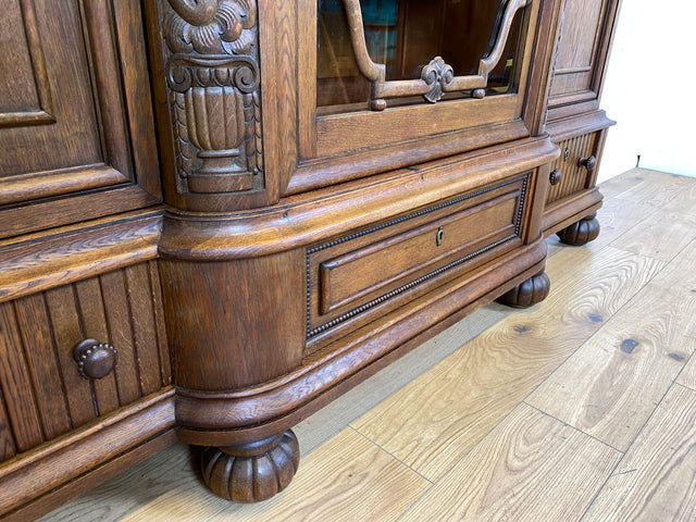 WMK I Imposanter und sehr gut erhaltener antiker Wohnzimmerschrank aus handverzierter Eiche