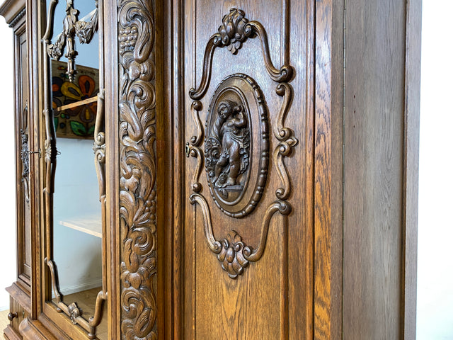 WMK I Imposanter und sehr gut erhaltener antiker Wohnzimmerschrank aus handverzierter Eiche