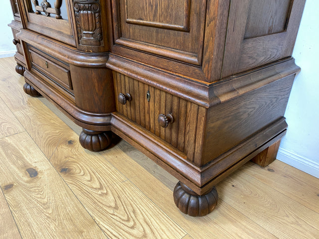 WMK I Imposanter und sehr gut erhaltener antiker Wohnzimmerschrank aus handverzierter Eiche