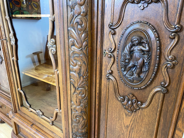 WMK I Imposanter und sehr gut erhaltener antiker Wohnzimmerschrank aus handverzierter Eiche