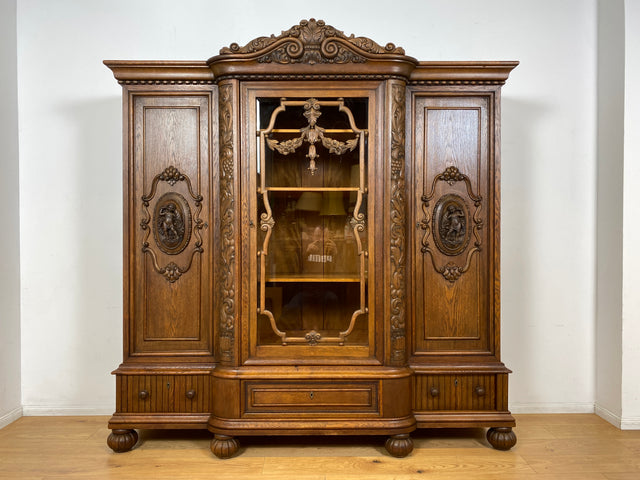 WMK I Imposanter und sehr gut erhaltener antiker Wohnzimmerschrank aus handverzierter Eiche