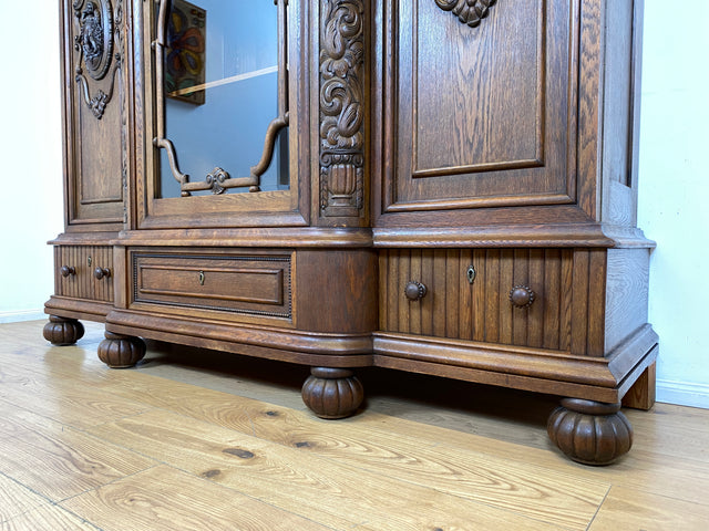WMK I Imposanter und sehr gut erhaltener antiker Wohnzimmerschrank aus handverzierter Eiche