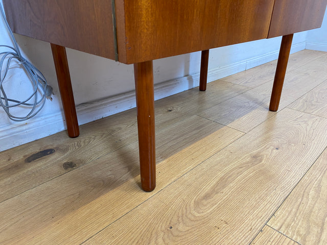 Sehr hübsche kleine 70er Jahre Barkommode mit Beleuchtung und verspiegeltem Getränkefach I Bar Barschrank Mini-Bar Hausbar Kommode VEB DDR Mid-Century Vintage Retro 60er I