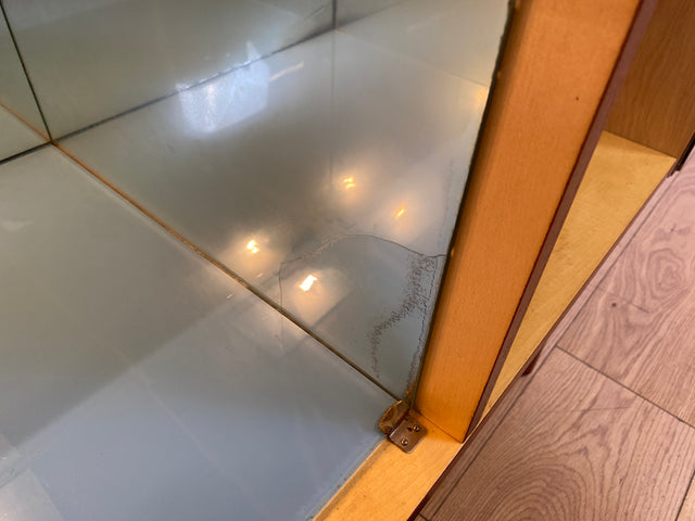 Sehr hübsche kleine 70er Jahre Barkommode mit Beleuchtung und verspiegeltem Getränkefach I Bar Barschrank Mini-Bar Hausbar Kommode VEB DDR Mid-Century Vintage Retro 60er I