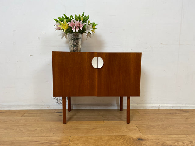 Sehr hübsche kleine 70er Jahre Barkommode mit Beleuchtung und verspiegeltem Getränkefach I Bar Barschrank Mini-Bar Hausbar Kommode VEB DDR Mid-Century Vintage Retro 60er I