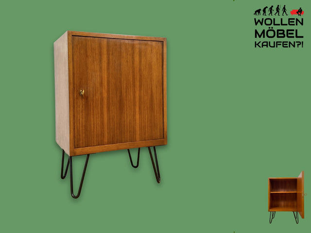 Sehr hübsche und gut erhaltene kleine Mid-Century Kommode in Nussbaum auf neuen Hairpin Metallfüßen I Schrank Schränkchen Nachttisch Nachtkommode Nachtschrank Vintage 60er I