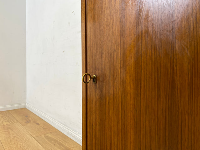 Sehr hübsche und gut erhaltene kleine Mid-Century Kommode in Nussbaum auf neuen Hairpin Metallfüßen I Schrank Schränkchen Nachttisch Nachtkommode Nachtschrank Vintage 60er I