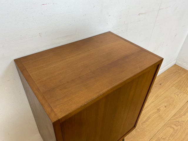 Sehr hübsche und gut erhaltene kleine Mid-Century Kommode in Nussbaum auf neuen Hairpin Metallfüßen I Schrank Schränkchen Nachttisch Nachtkommode Nachtschrank Vintage 60er I