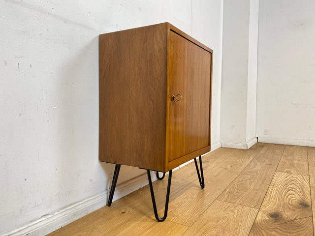 Sehr hübsche und gut erhaltene kleine Mid-Century Kommode in Nussbaum auf neuen Hairpin Metallfüßen I Schrank Schränkchen Nachttisch Nachtkommode Nachtschrank Vintage 60er I