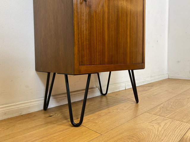 Sehr hübsche und gut erhaltene kleine Mid-Century Kommode in Nussbaum auf neuen Hairpin Metallfüßen I Schrank Schränkchen Nachttisch Nachtkommode Nachtschrank Vintage 60er I