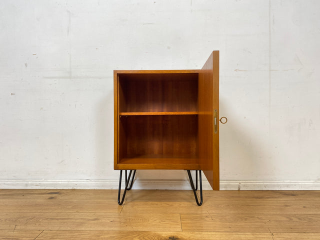 Sehr hübsche und gut erhaltene kleine Mid-Century Kommode in Nussbaum auf neuen Hairpin Metallfüßen I Schrank Schränkchen Nachttisch Nachtkommode Nachtschrank Vintage 60er I